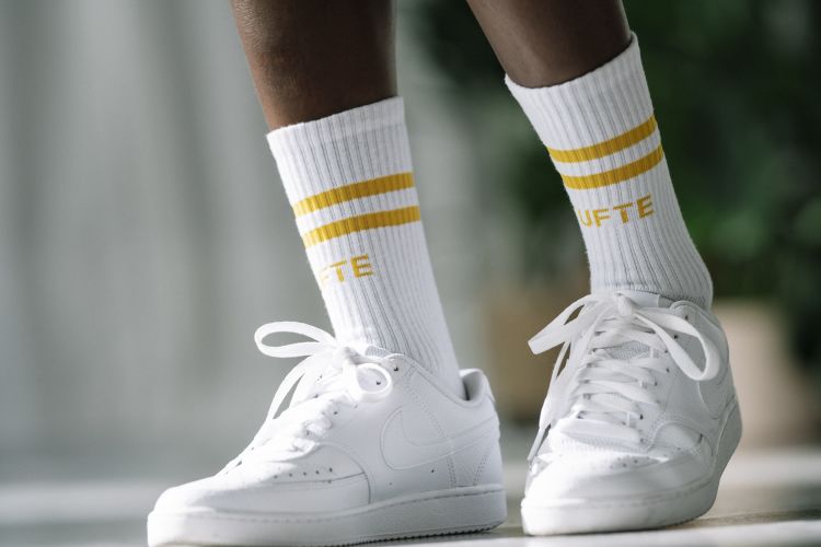 Almelav sokk fra Tufte Wear. Unisex i med stripe i gult