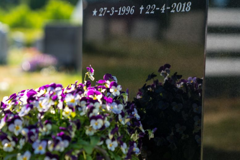 Blomstrende gravsted med selvvanningskaser