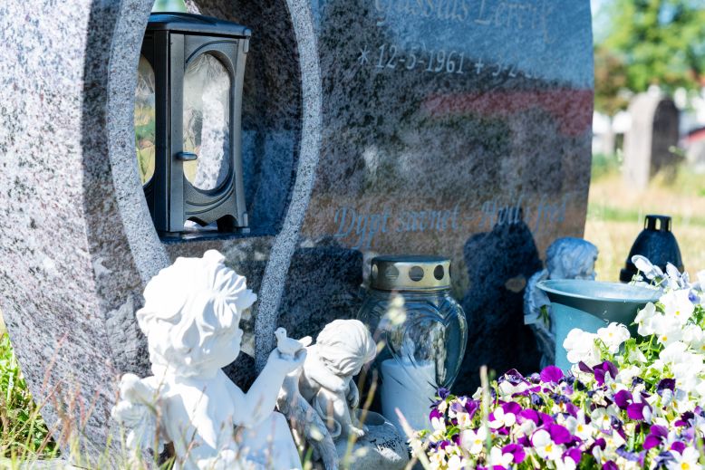 Hold gravstedet pent året rundt med sesongens blomster og planter