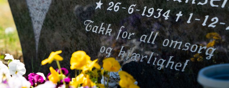 Nærbilde av inskripsjon på en gravstein