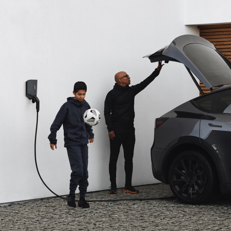 familie som lader en tesla med easee elbillader