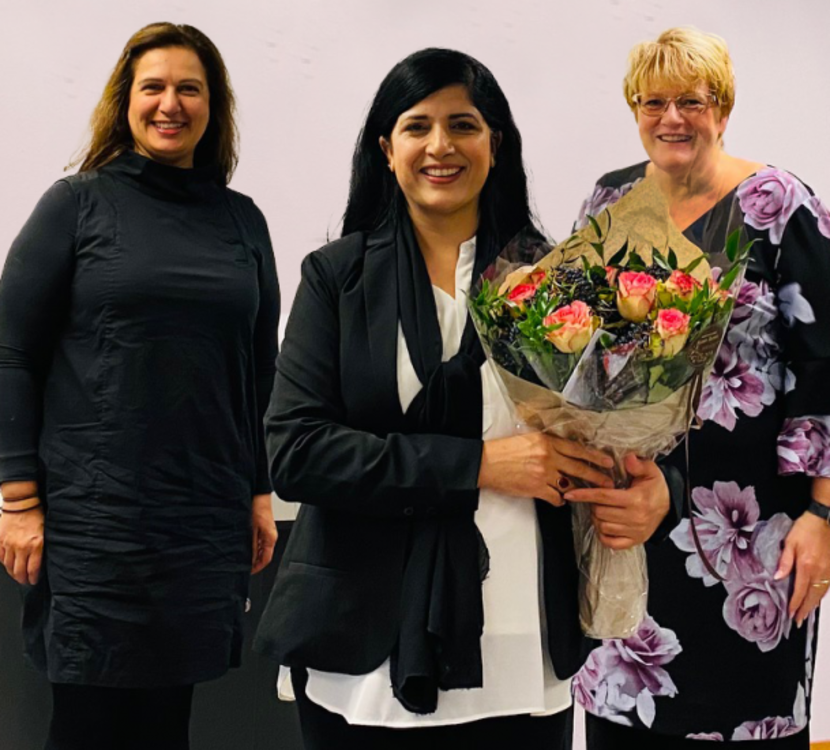 Organisasjonsleder Nasreen Begum holder en blomsterbukett. På hver sin side av henne står stortingsrepresentant Tina Shagufta Munir Kornmo fra Venstre, og Venstre-leder Trine Skei Grande. 