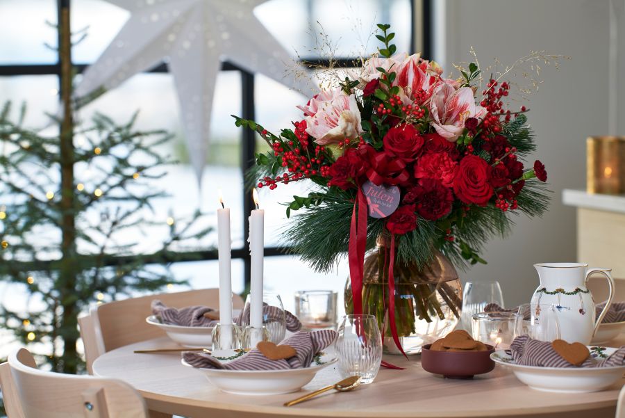 julebukett på bordet med blomster fra interflora