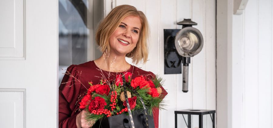 en rød blomsterbukett som vertinnegave