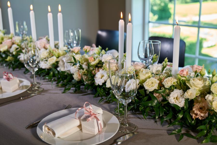 blomster på et vakkert dekorert bryllupsbord