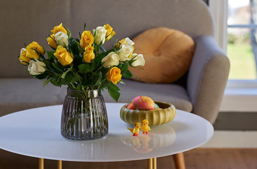 Bukett med hvite og gule roser fra Interflora