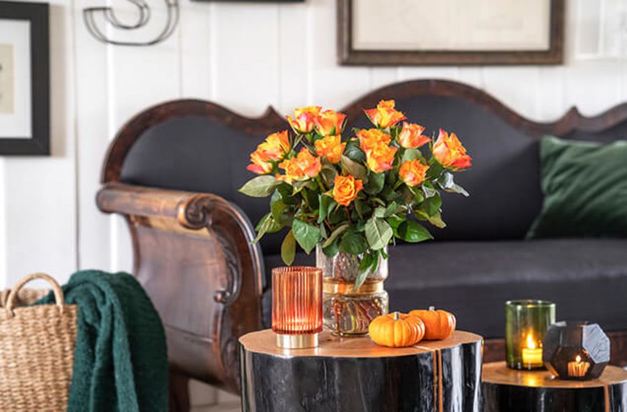 Høstfargede roser i glassvase fra Interflora