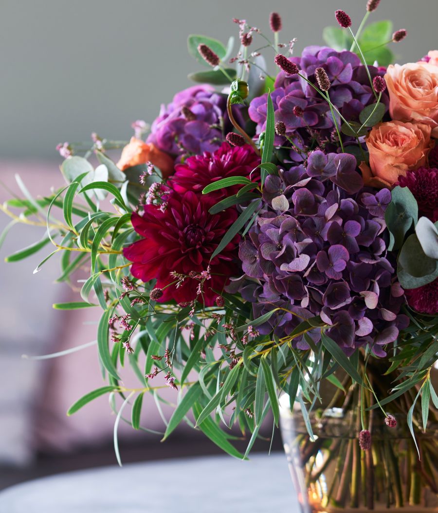 en vakker bukett med hortensia, roser og grønt