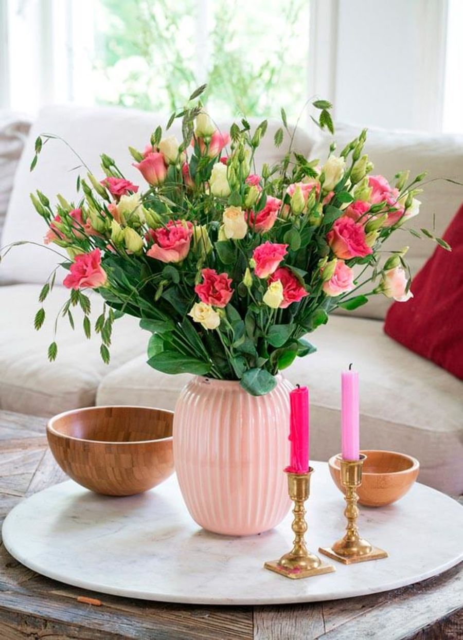 Blomsterbukett i vase på et stuebord