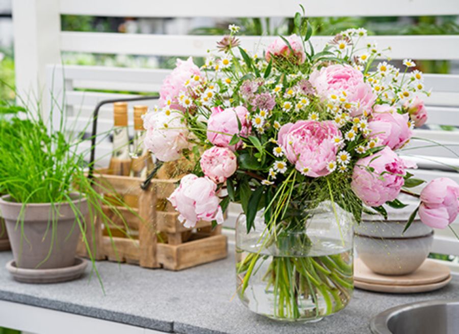Peoner ute i en glassvase