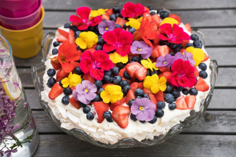Pavlova kake med spiselige blomster på