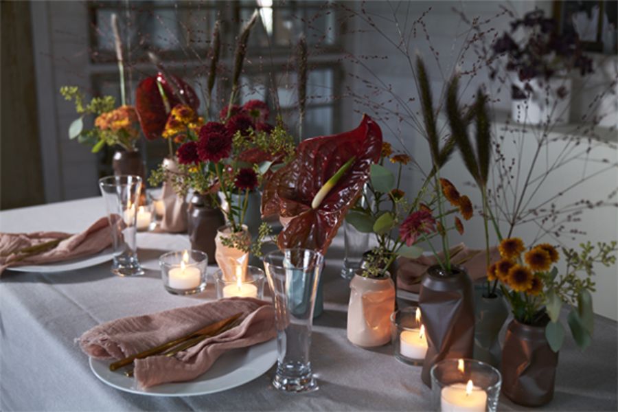 Festbord pyntet med blomster og lys