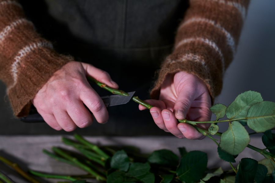 Gylne roser i en glassvase fra Interflora