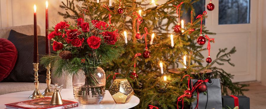 tradisjonell jul med røde roser og nelliker