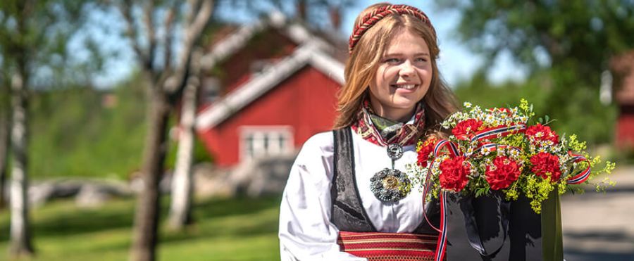 Kvinne i bunad på 17. mai