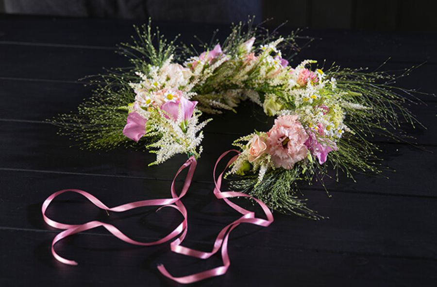 Ferdig blomsterkrans med knyttede sløyfebånd