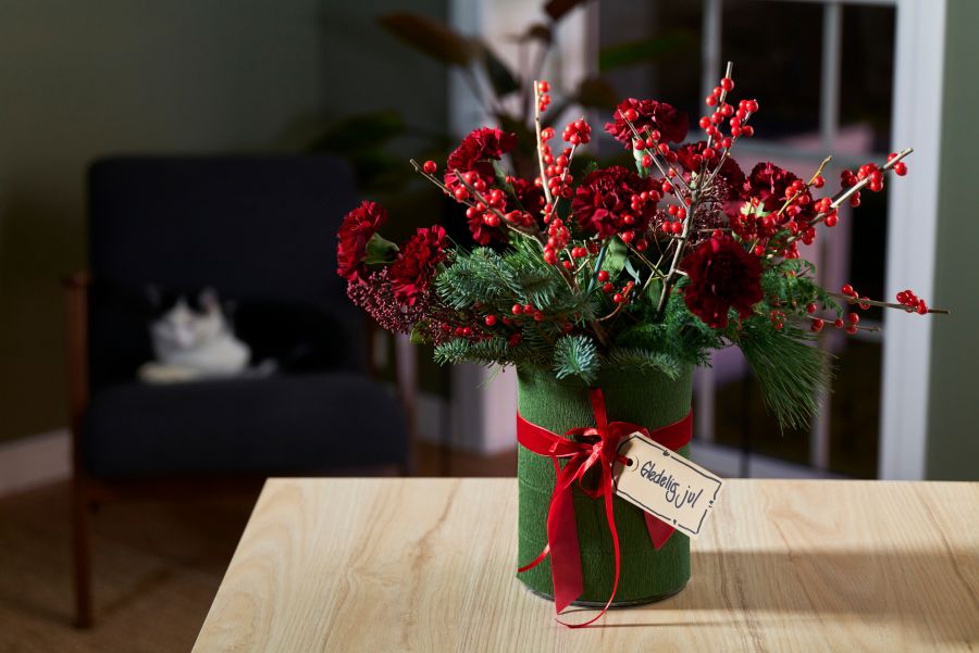 diy julebukett i grønt og rødt 