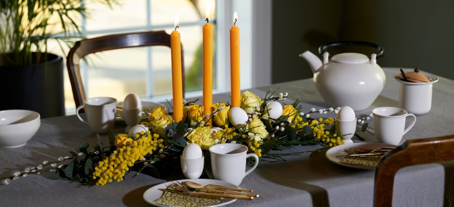 vakker påskepynt med blomster, på frokostbordet