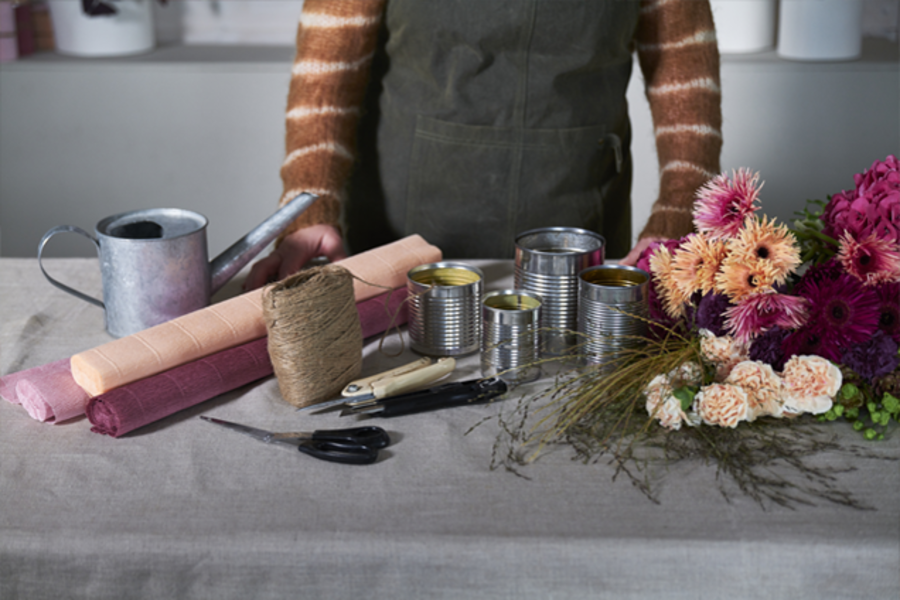 Et diy prosjekt med blokkbokser, kreppapir og blomster