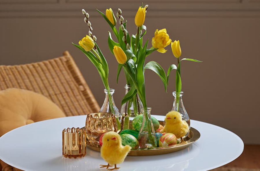 Et fat dekorert med tulipaner, gåsunger, egg og kyllinger.