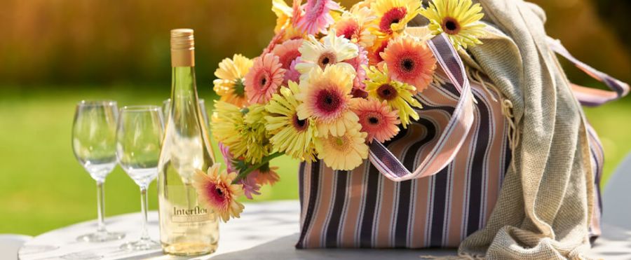 cider og en flerfarget bukett i sommerfarger