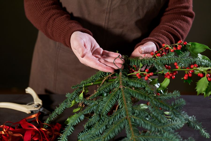 granbar og ilex kuttet i passe lengder