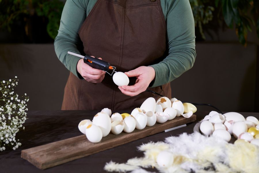 diy påskepynt med eggeskall, fjær og brudeslør