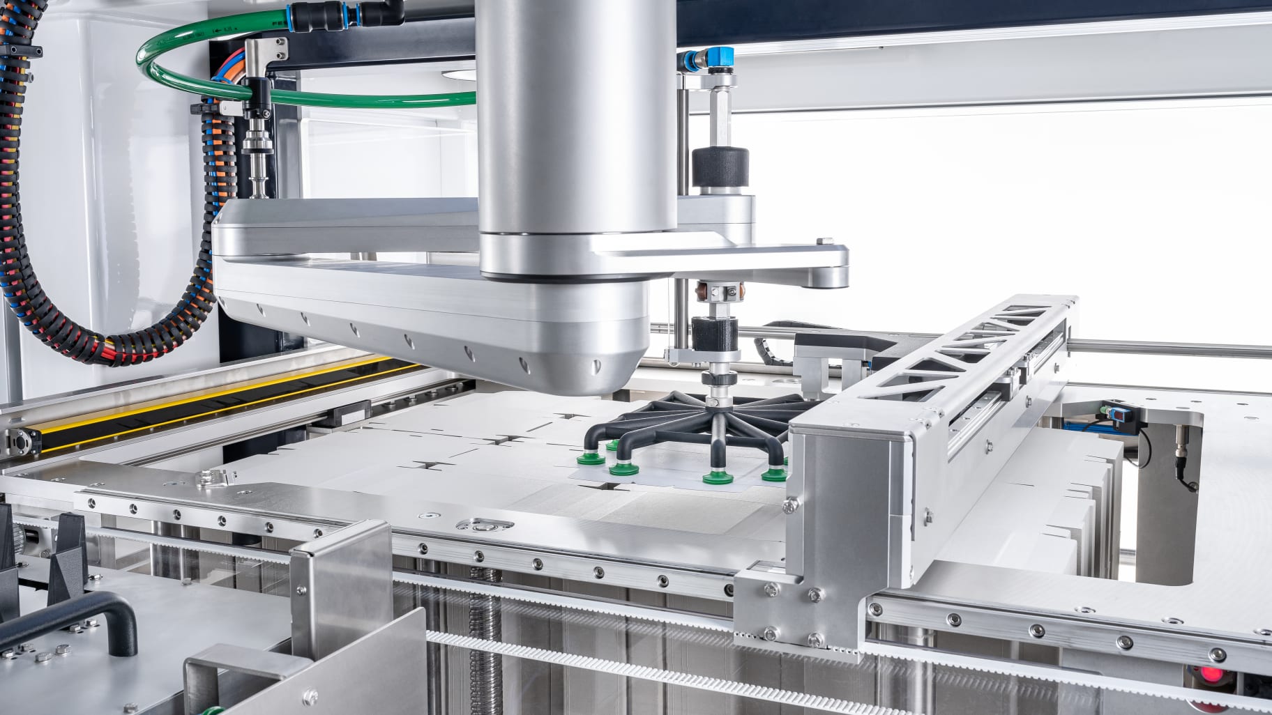 An F4 robot of the TLM Comfort Feeder pulls each blank individually from the pallet.