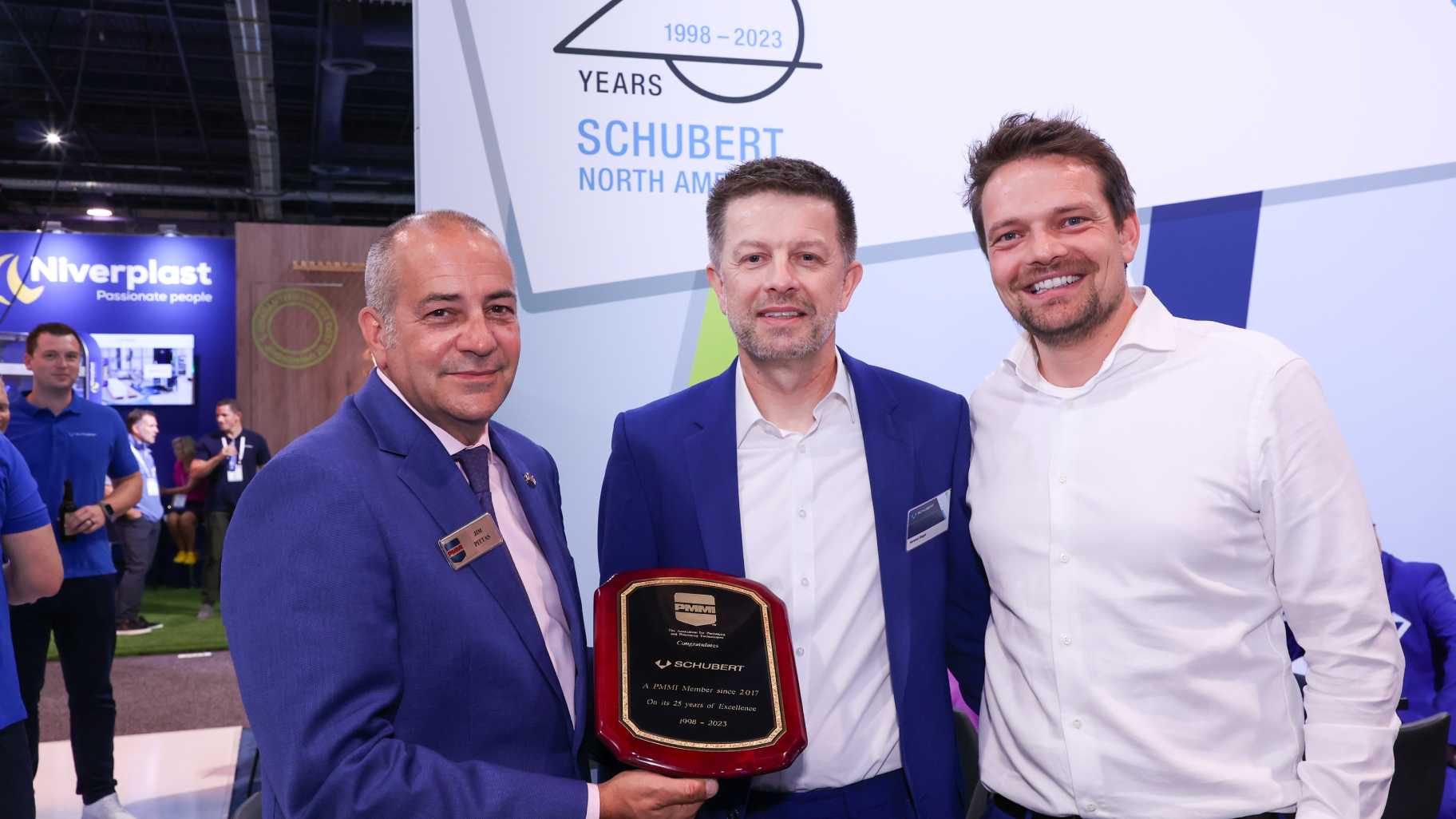 Alternativer Bildtext: Schubert-Mitarbeiter feiern das 25jährige Bestehen von Schubert North America.