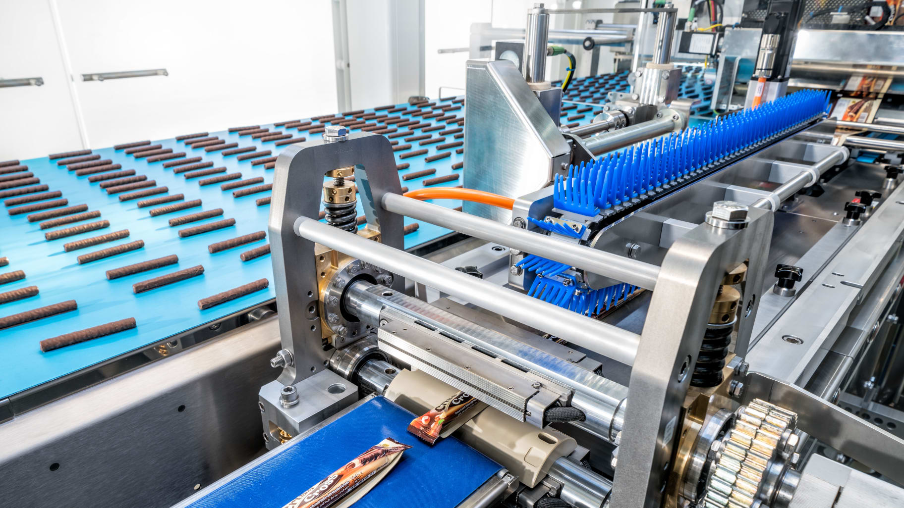 The line’s output is 300 flowpacks per minute, both for individually wrapped products and for two rolls per flowpack.