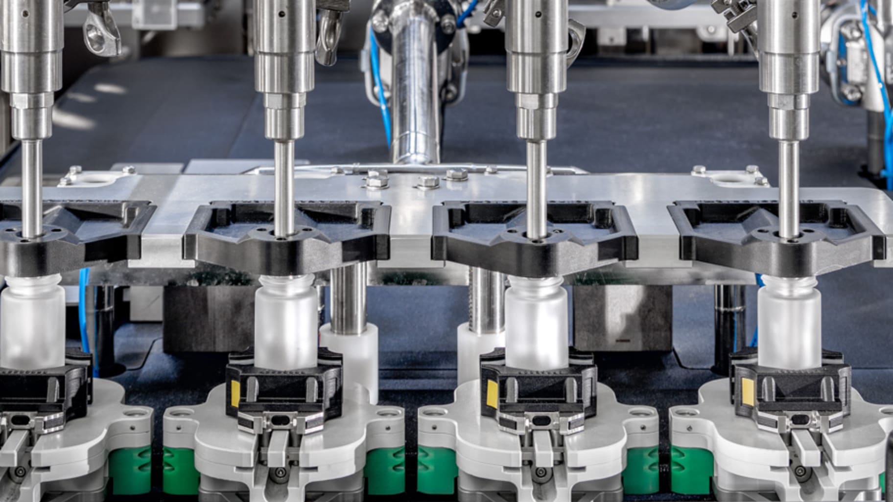Schubert demonstrates just how compact a filling process can be with a system designed for cosmetics manufacturer Börlind.