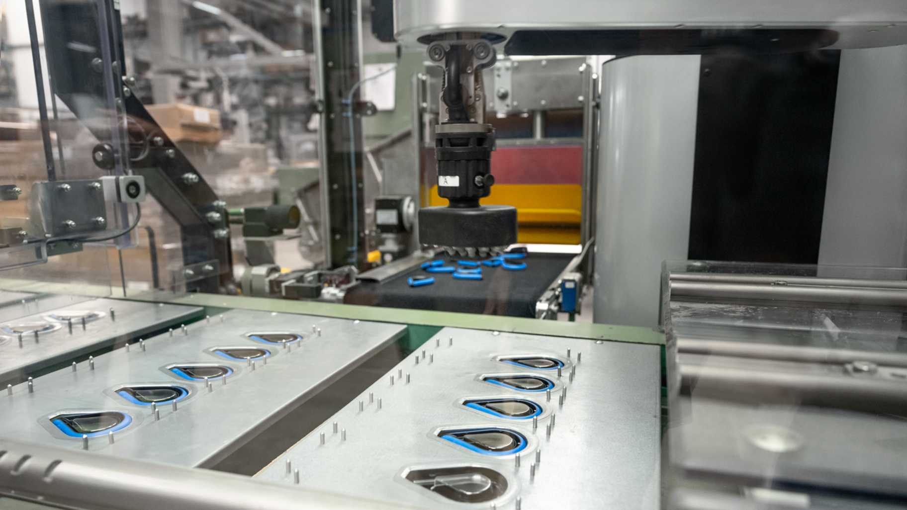 Der Cobot greift Produkte, hier zum Beispiel Duftclips aus der Unordnung und legt diese zielsicher am vorgesehenen Platz ab
