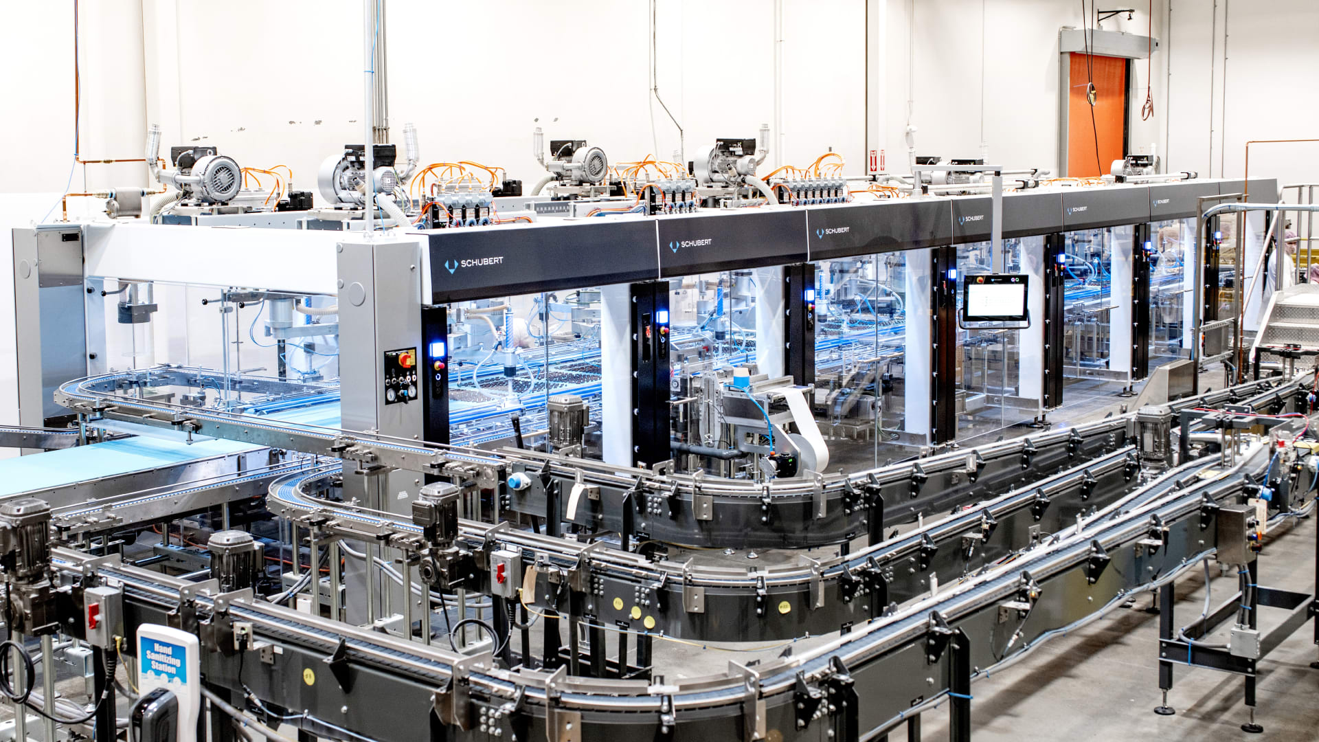 A pickerline with sixteen F4 robots from Schubert for the confectioner Sweet Candy Company.