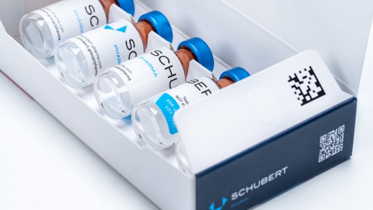 The new packaging machine can be used to pack different numbers of vials into cardboard boxes. Here we see the format with five vials laid out in the box compartment.