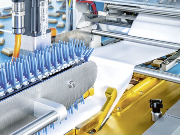 Form shoulder in flow-wrapping machine