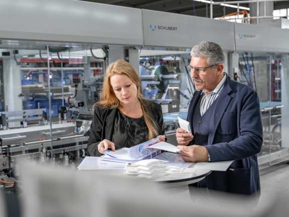 Deux collaborateurs compétents s'entretiennent