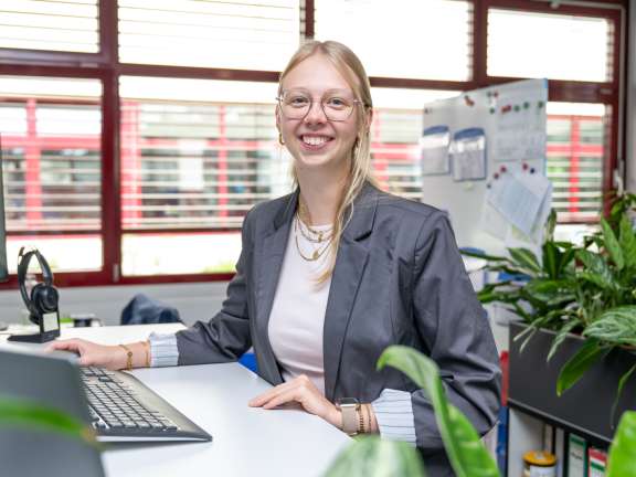 Glückliche Studentin