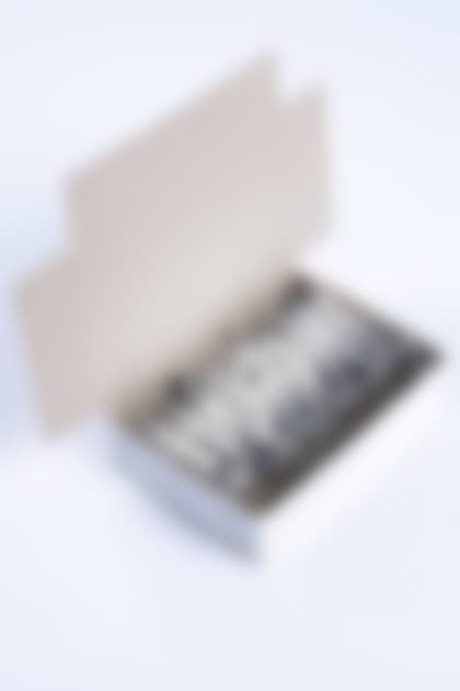 The flow-wrapped cookies lie neatly in a box.