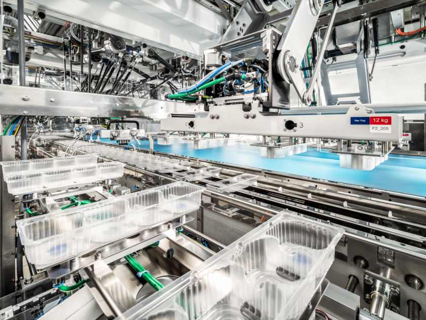 The trays for the oat biscuits are stored in a 4-lane magazine and then placed onto the chain conveyor. 
