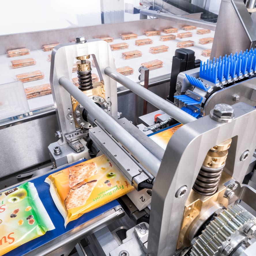 In a Schubert flowpacker, flowpacks with biscuits are sealed by means of a flying cross-sealing unit.