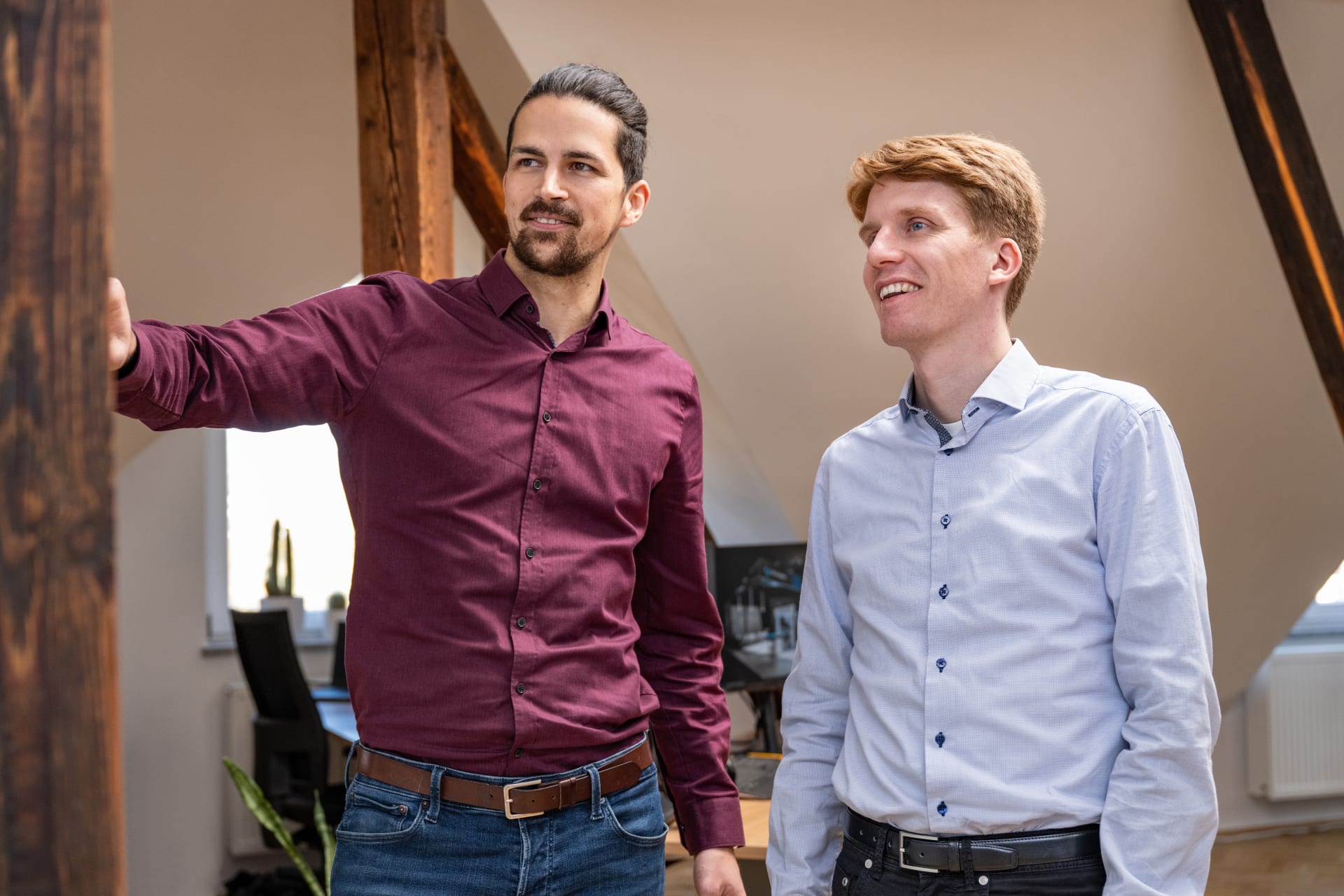 Florentin Rauscher und Vincent Modes im Arbeitsgespräch vor einem Whiteboard.