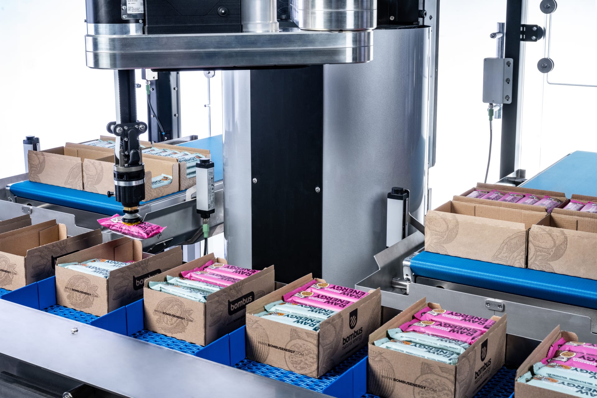 The Cobot places packaged baked goods of different varieties in multipacks.