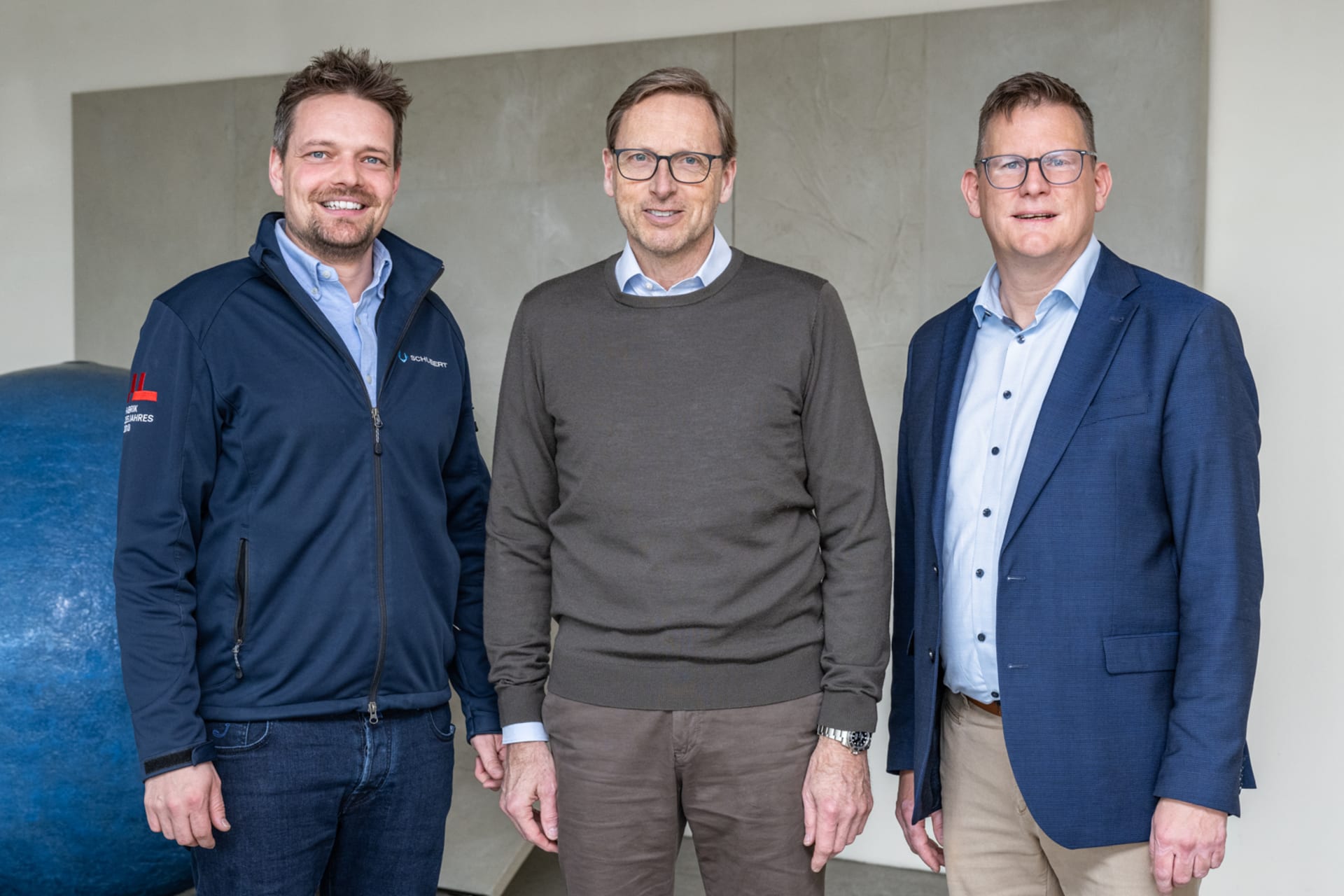 Gruppenfoto: Johannes Schubert (links) hat die Bereichsleitung Vertrieb der Gerhard Schubert GmbH von Martin Sauter (rechts) übernommen. Mitte: Marcel Kiessling, Geschäftsführer der Gerhard Schubert GmbH.