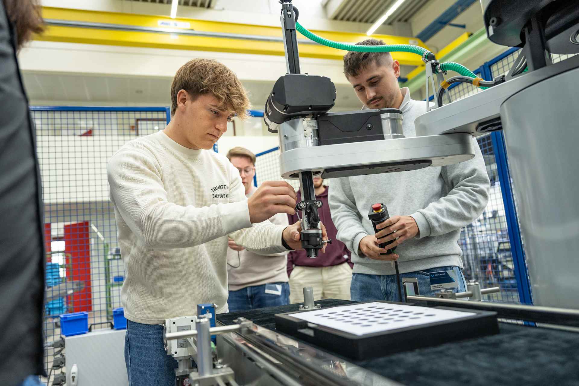 Die Seminarteilnehmer bekamen Zugang zu drei Robotersystemen und durften sich selbst ausprobieren.