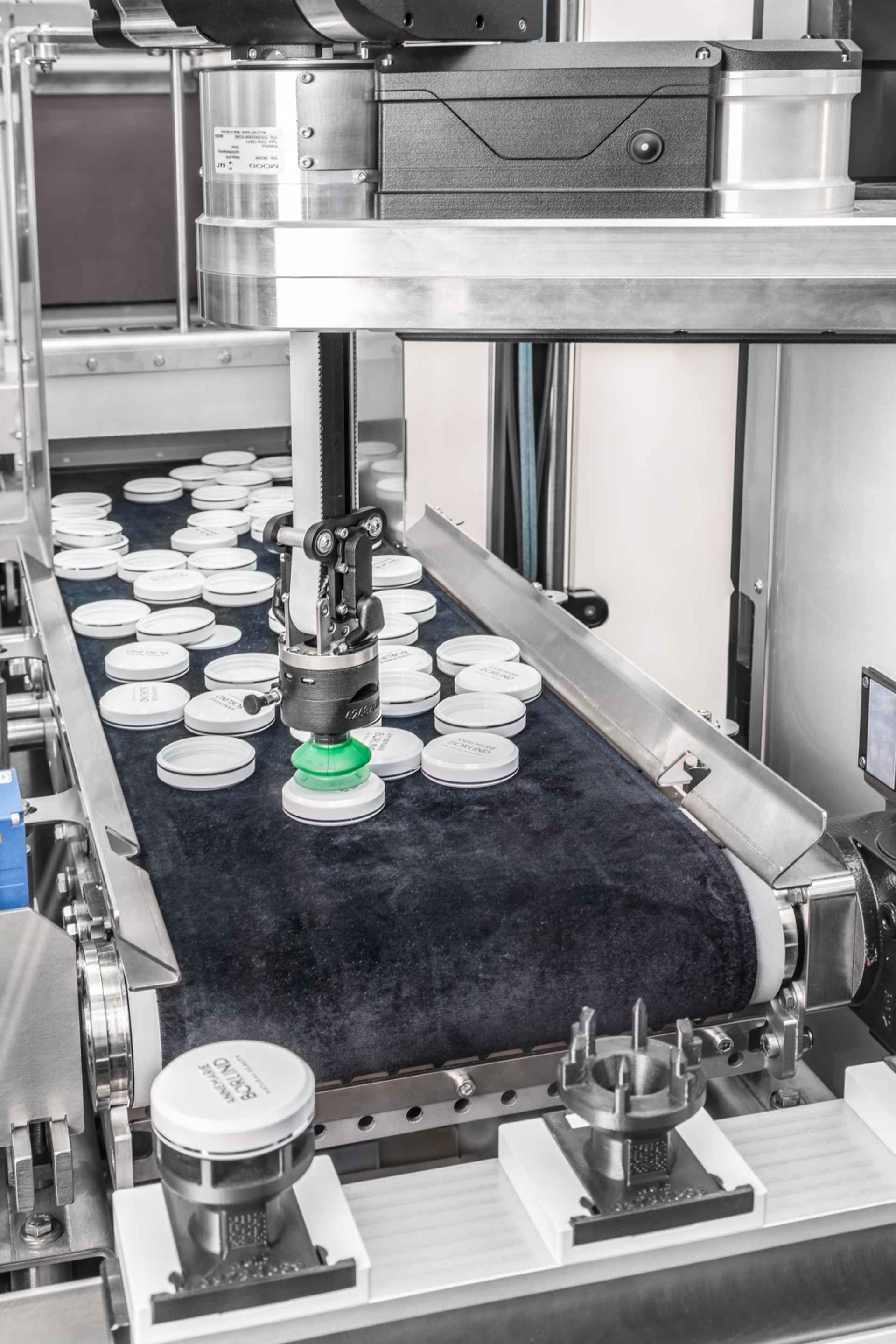 Der Cobot tog.519 eignet sich ideal für das präzise Zuführen von Verpackungskomponenten – wie hier beim Handling von unsortierten Deckeln für Cremetiegel