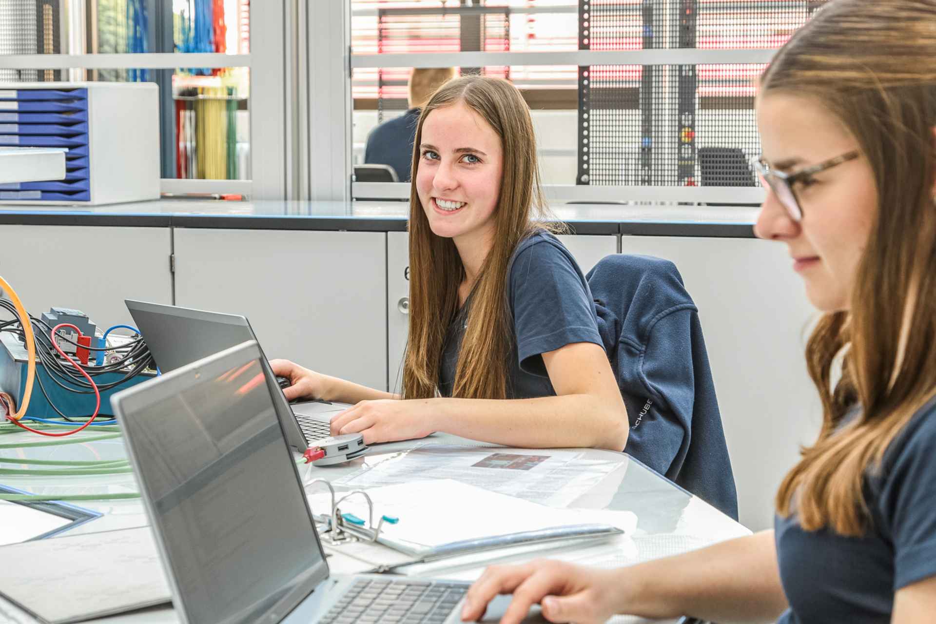 Schüler während eines Praktikums in der Lehrwerkstatt