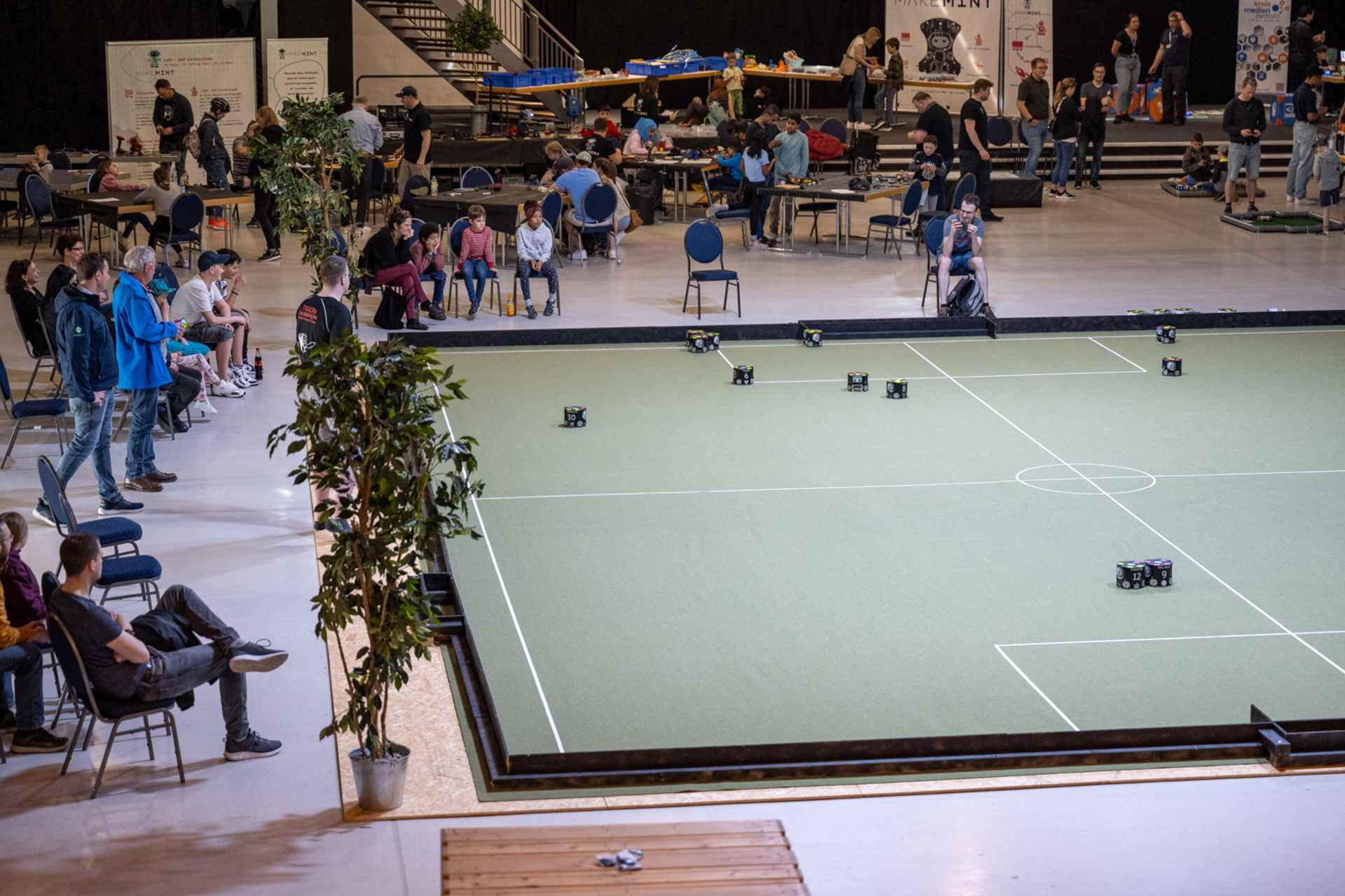 Roboter-Fussballfeld