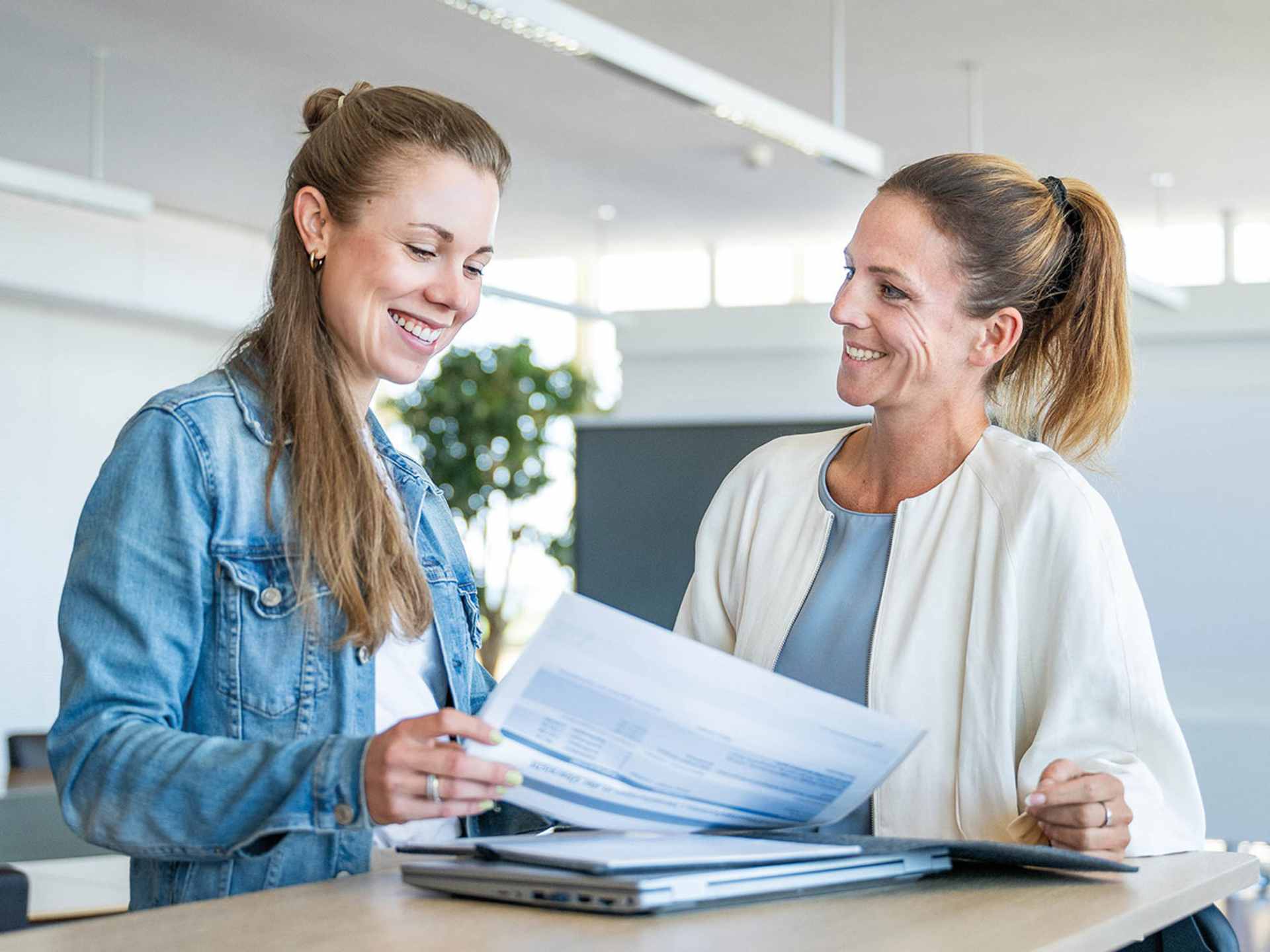 Janine Gromes and Jenny Wacker from Schubert discuss the results of the employee surveys.