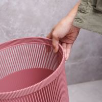 Gambar Stora 12 Ltr Tempat Sampah Hollow Stripe - Pink