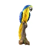 patung-taman-burung-macaw-on-stump